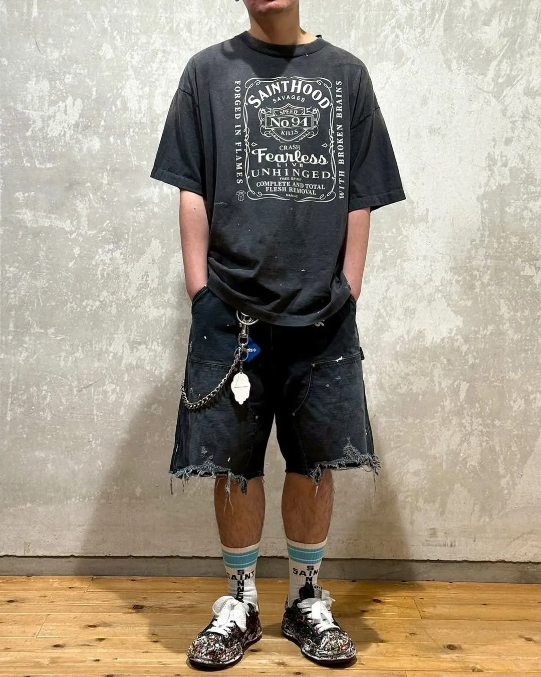 SAINT Mxxxxxx DOUBLE KNEE SHORTS/BLK Knee patches splashed with ink, washed and damaged denim shorts. Washed black S-XL. Custom woven and dyed denim denim with clear texture. Rewashed and faded to create local mottled fading/hole effects. Artificial distressing to simulate natural traces of wear. Original consistent damage treatment. Hand splashed ink and paint. Original consistent wash mark/pocket mark. Double knee patch. Rivet reinforcement. Improve functionality and enhance design.